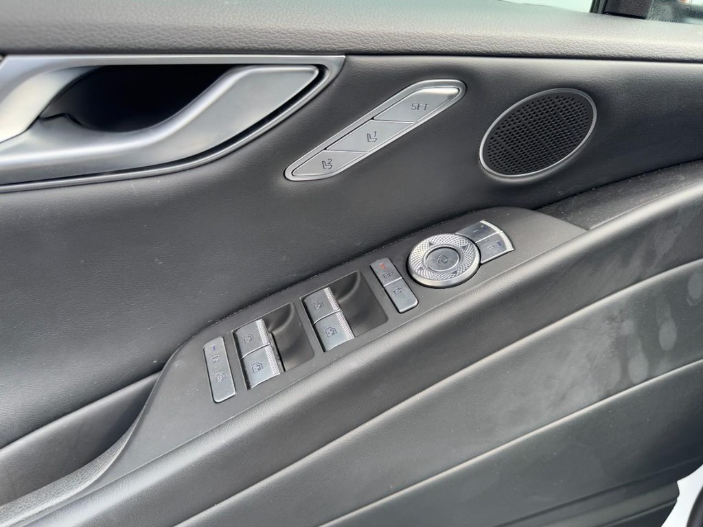 Genesis G80 Vehicle Full-screen Gallery Image 15