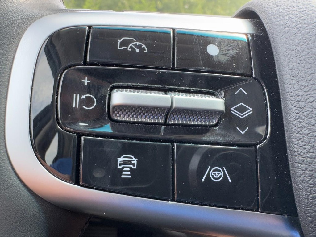 Genesis G80 Vehicle Full-screen Gallery Image 16