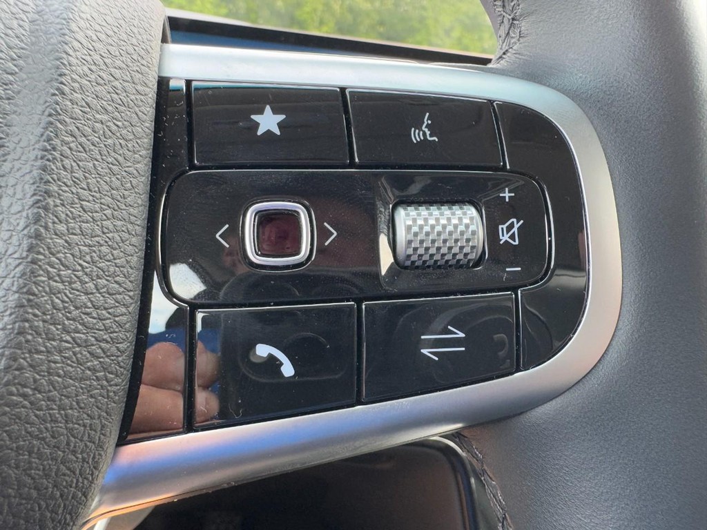 Genesis G80 Vehicle Full-screen Gallery Image 17