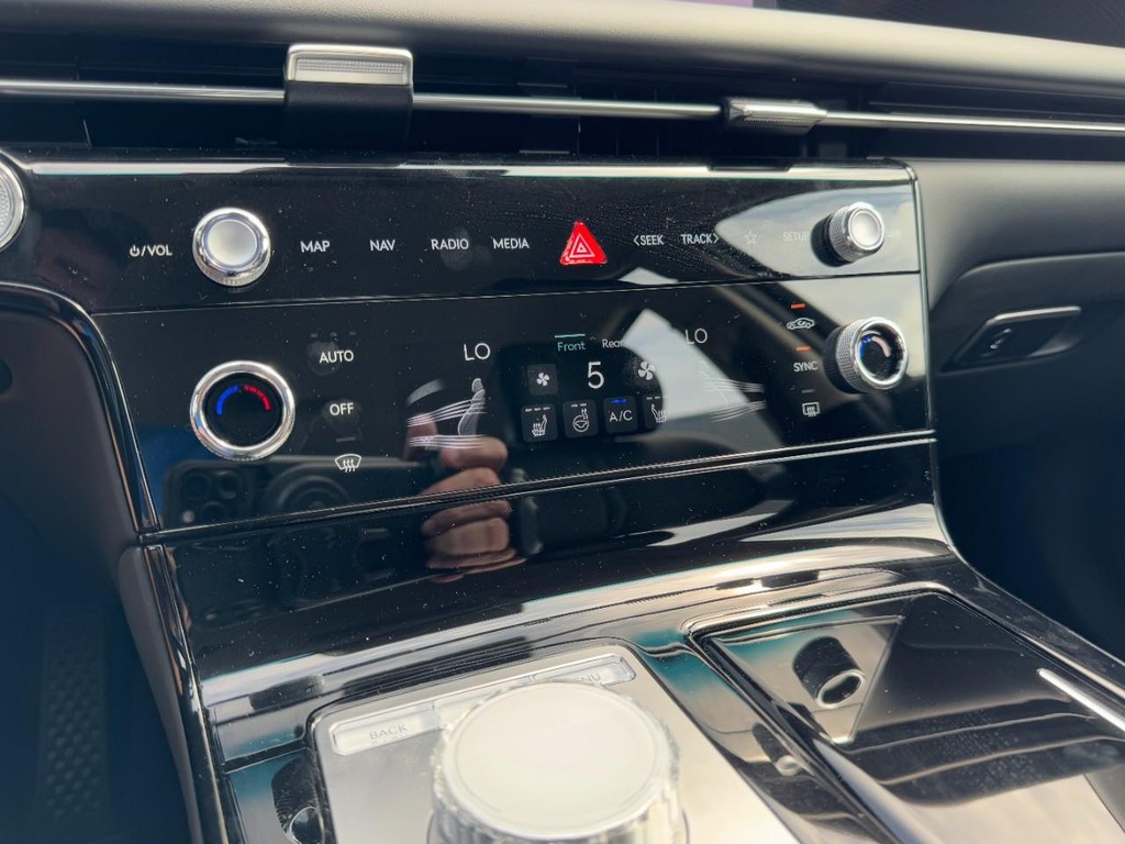 Genesis G80 Vehicle Full-screen Gallery Image 18