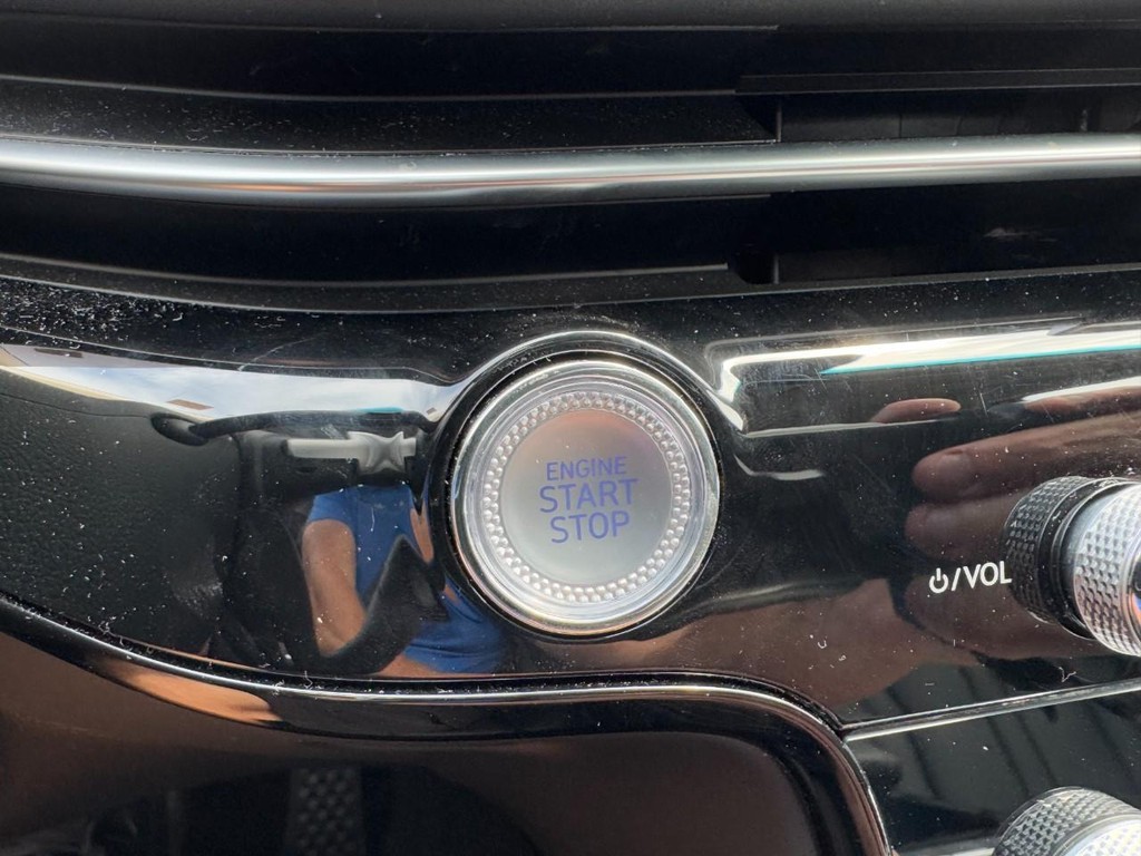 Genesis G80 Vehicle Full-screen Gallery Image 22