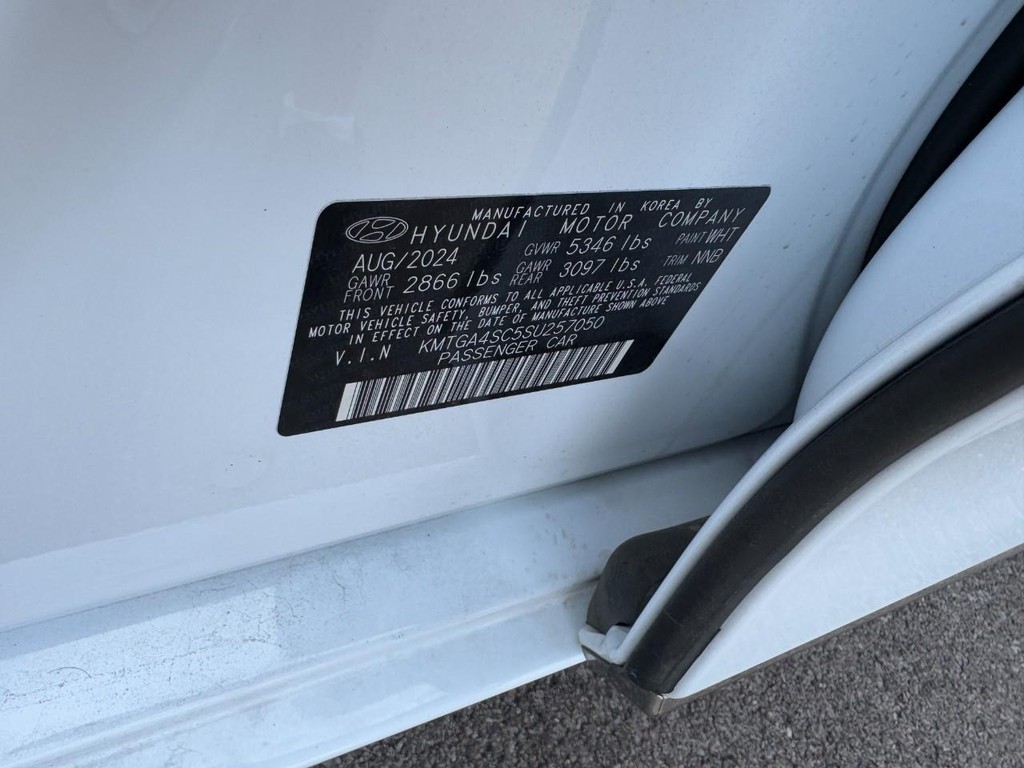 Genesis G80 Vehicle Full-screen Gallery Image 24