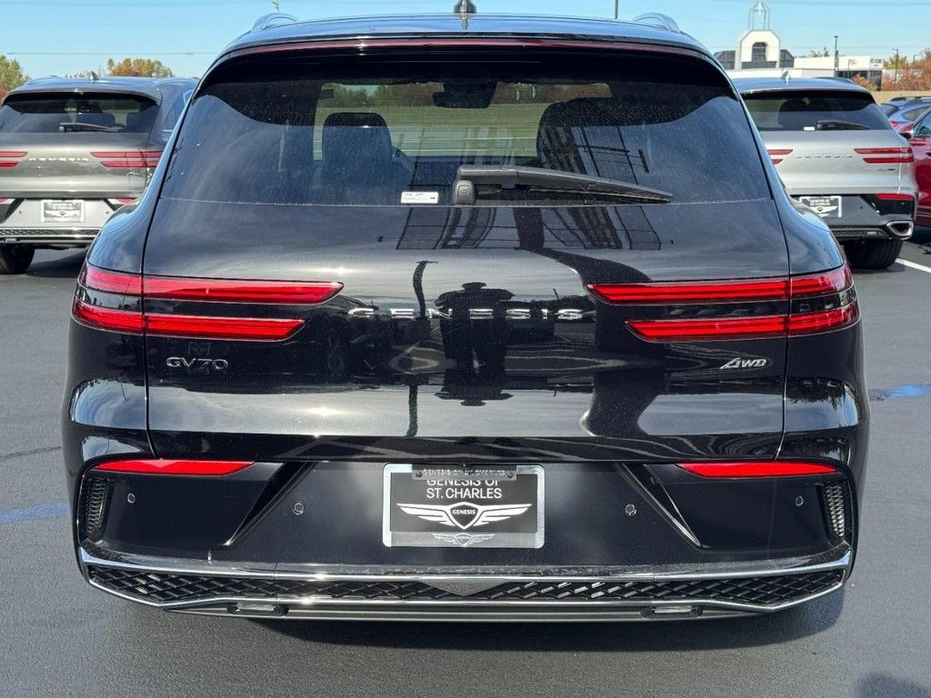 Genesis GV70 Vehicle Full-screen Gallery Image 04