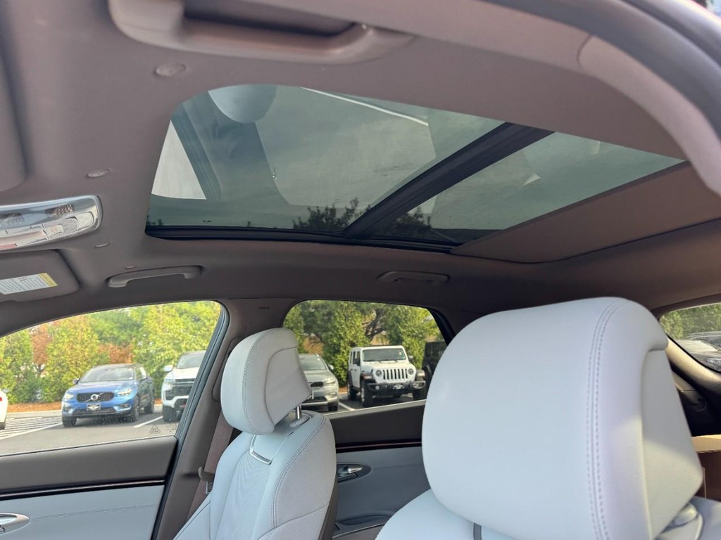Genesis GV70 Vehicle Full-screen Gallery Image 08