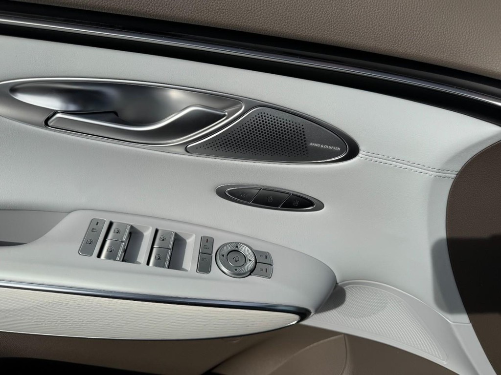 Genesis GV70 Vehicle Full-screen Gallery Image 09