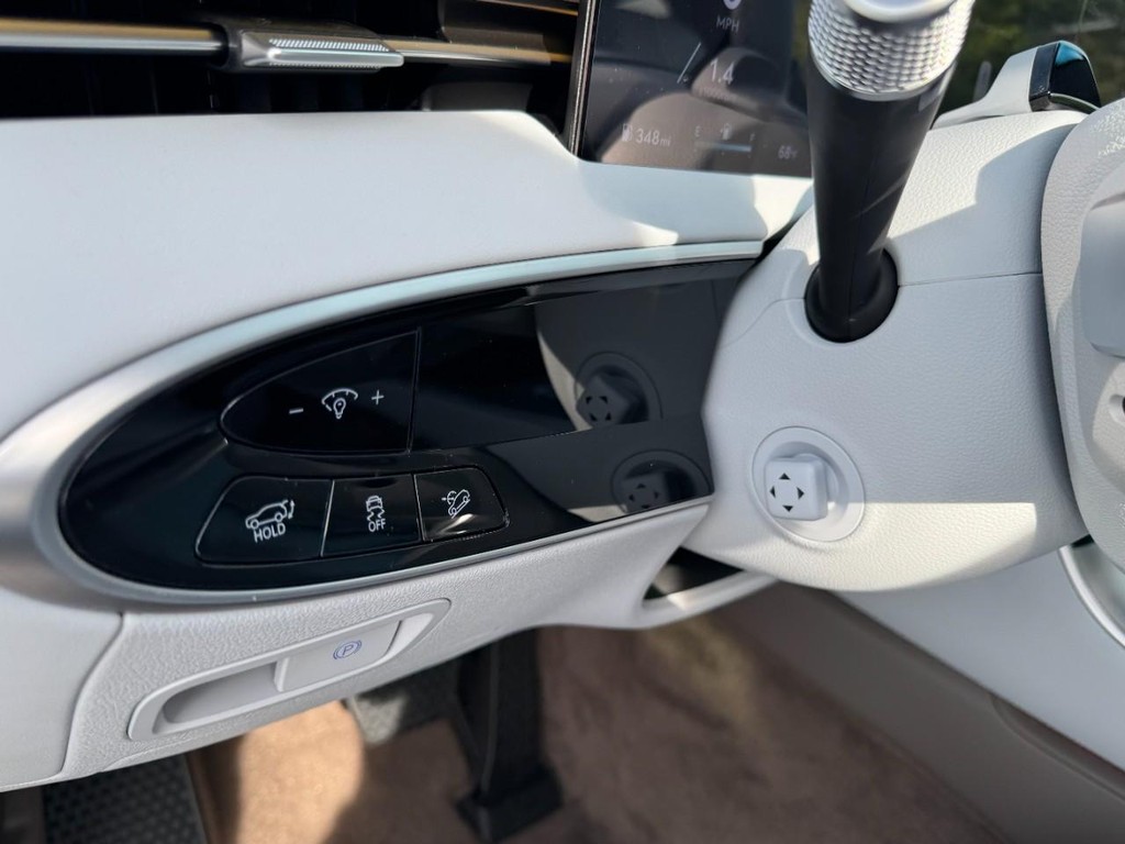 Genesis GV70 Vehicle Full-screen Gallery Image 10