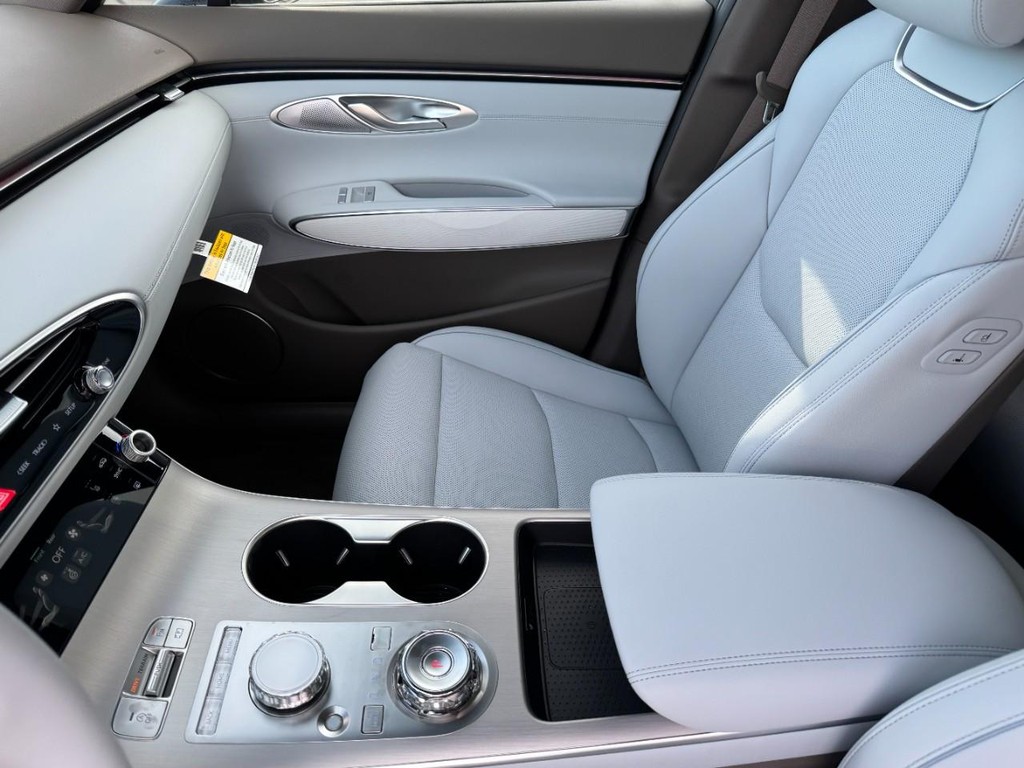 Genesis GV70 Vehicle Full-screen Gallery Image 11
