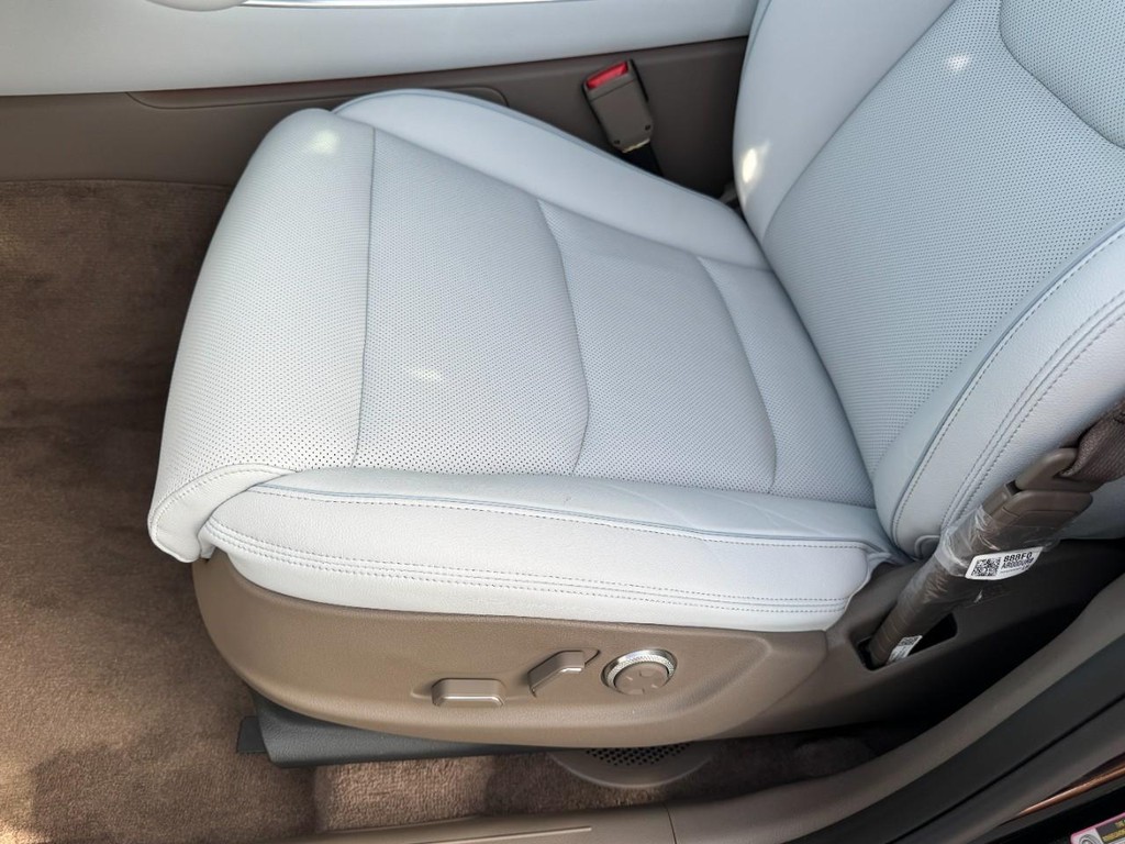Genesis GV70 Vehicle Full-screen Gallery Image 12