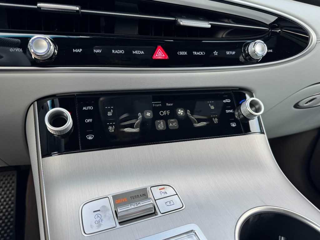 Genesis GV70 Vehicle Full-screen Gallery Image 15