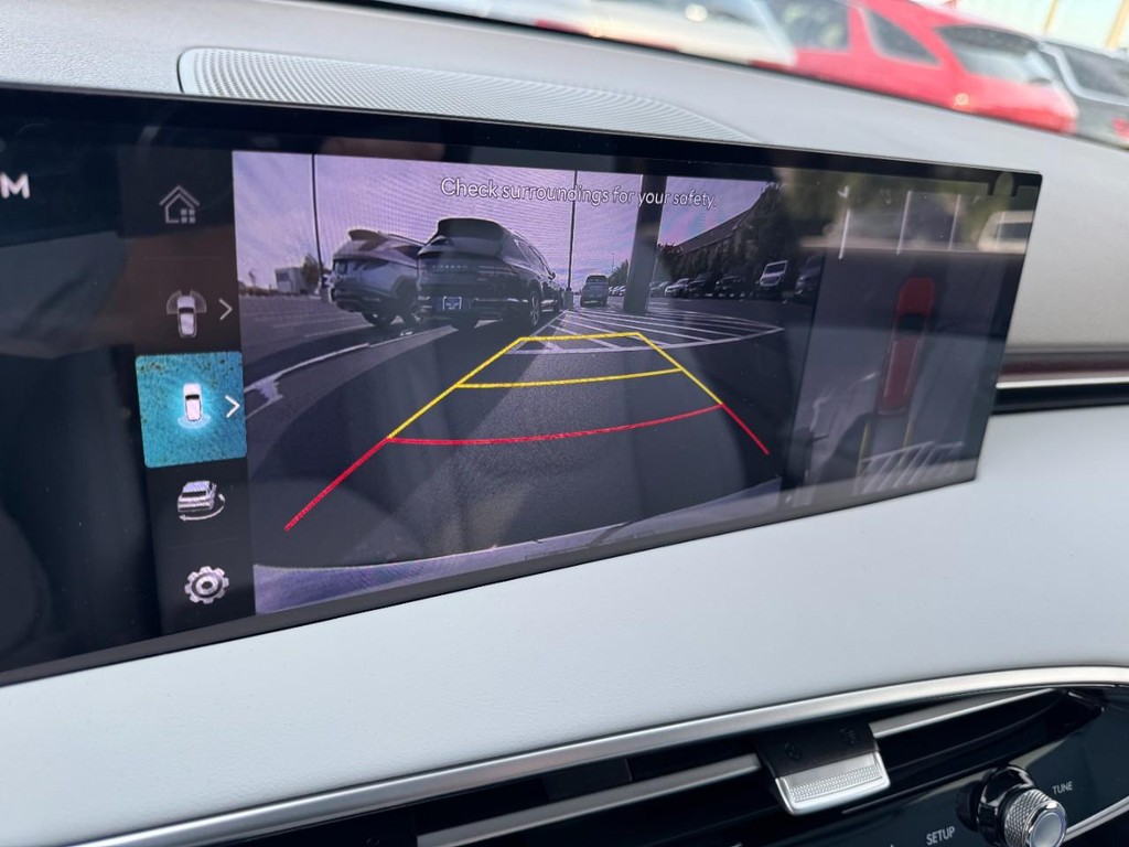 Genesis GV70 Vehicle Full-screen Gallery Image 18