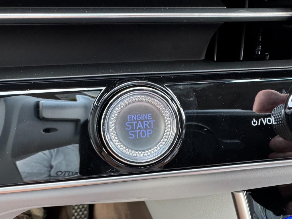 Genesis GV70 Vehicle Full-screen Gallery Image 19