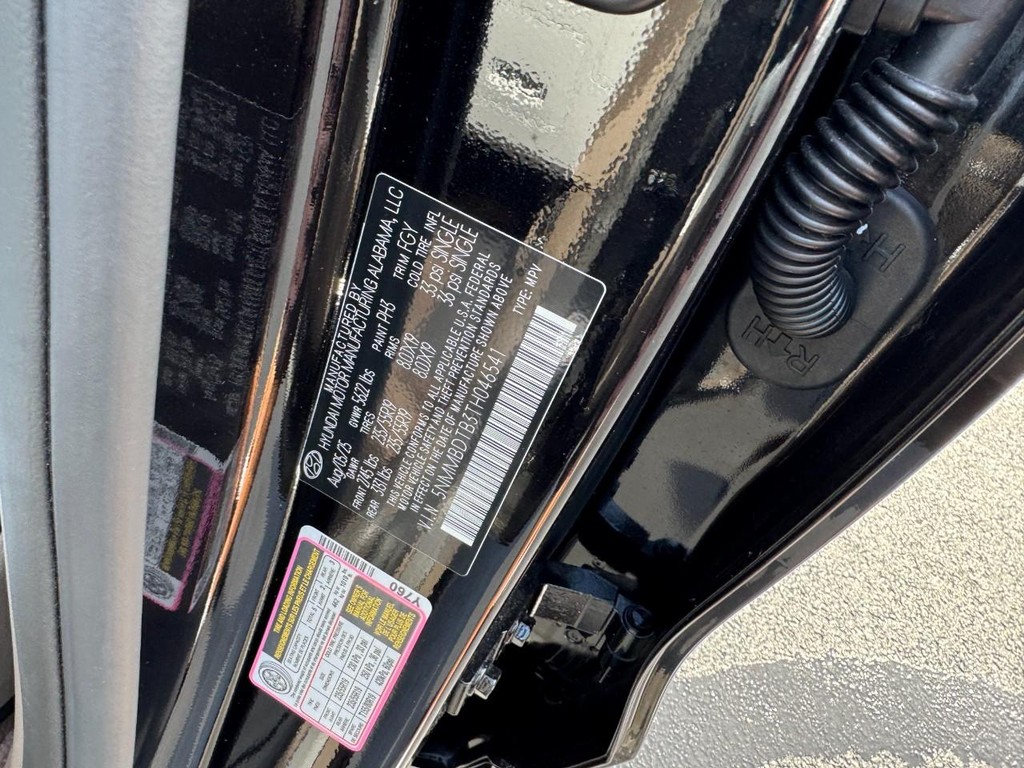 Genesis GV70 Vehicle Full-screen Gallery Image 20