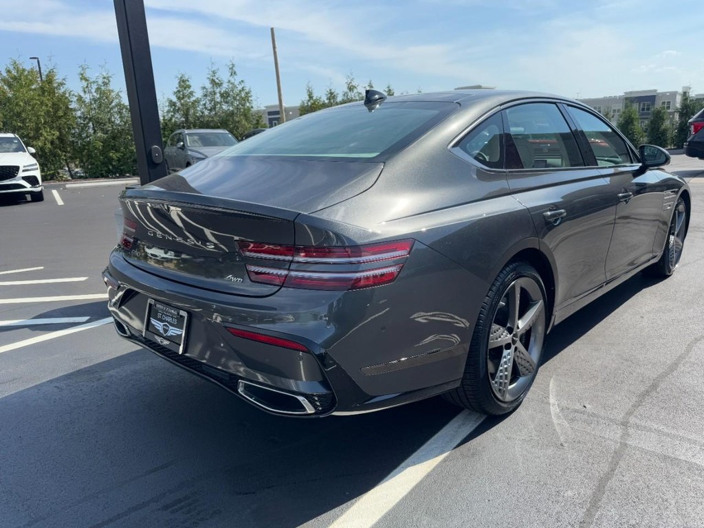 Genesis G80 Vehicle Full-screen Gallery Image 03