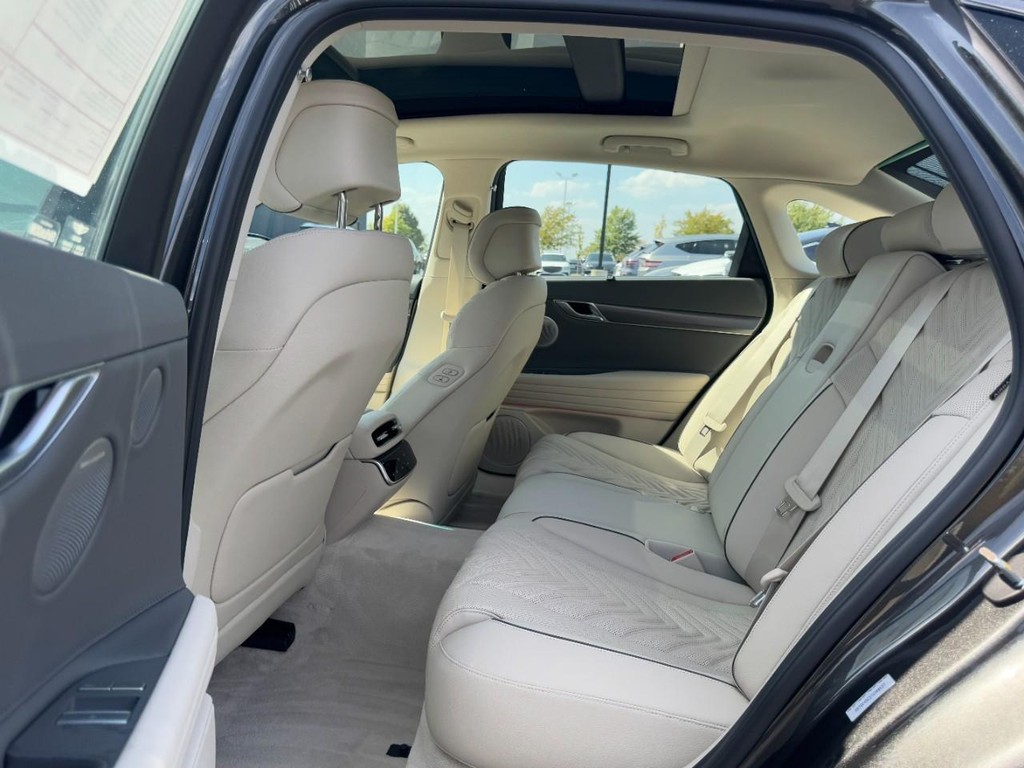 Genesis G80 Vehicle Full-screen Gallery Image 07