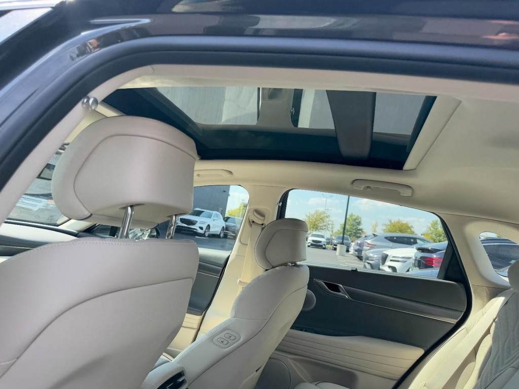 Genesis G80 Vehicle Full-screen Gallery Image 08