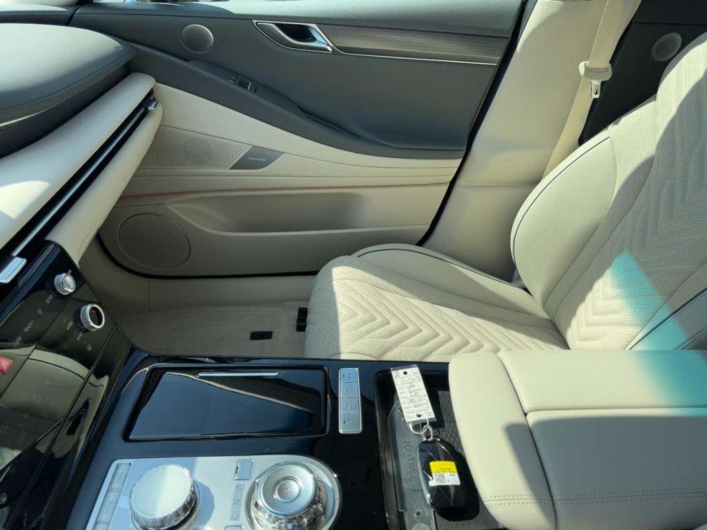 Genesis G80 Vehicle Full-screen Gallery Image 09