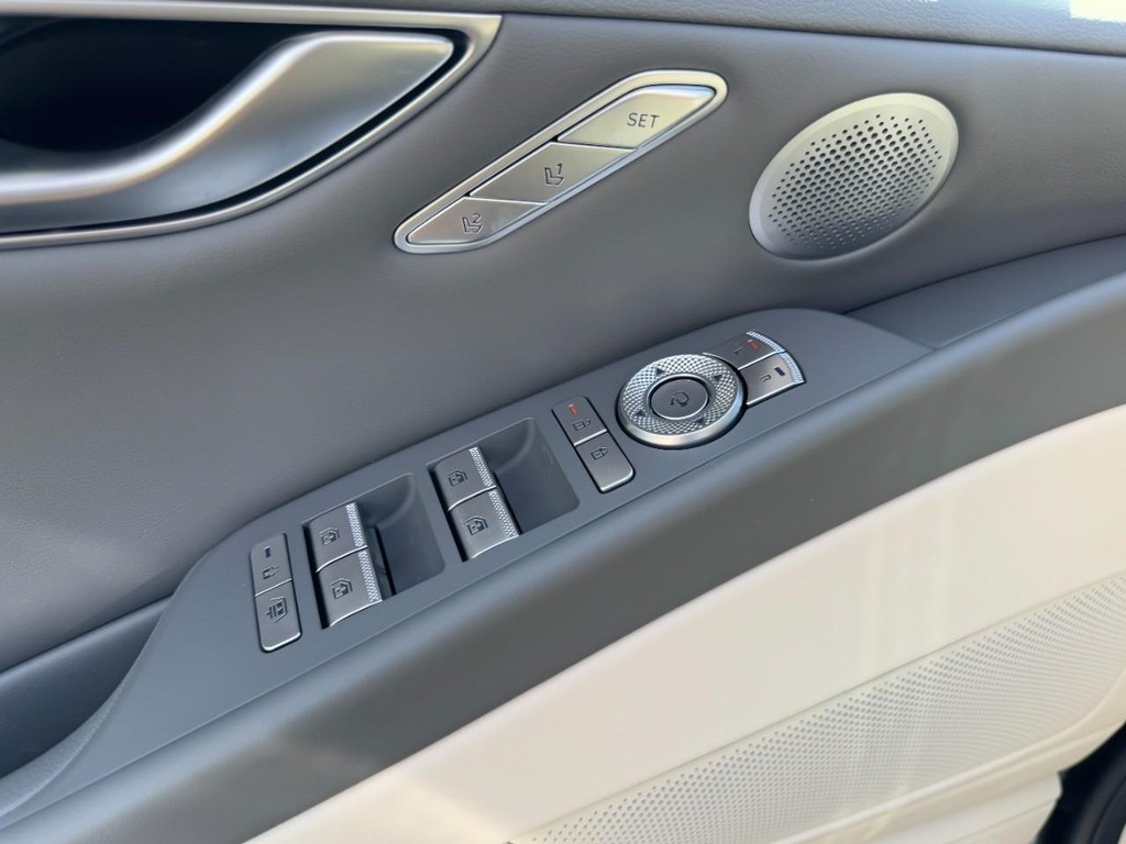 Genesis G80 Vehicle Full-screen Gallery Image 11