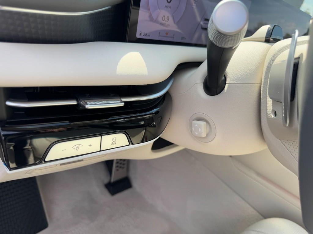 Genesis G80 Vehicle Full-screen Gallery Image 12