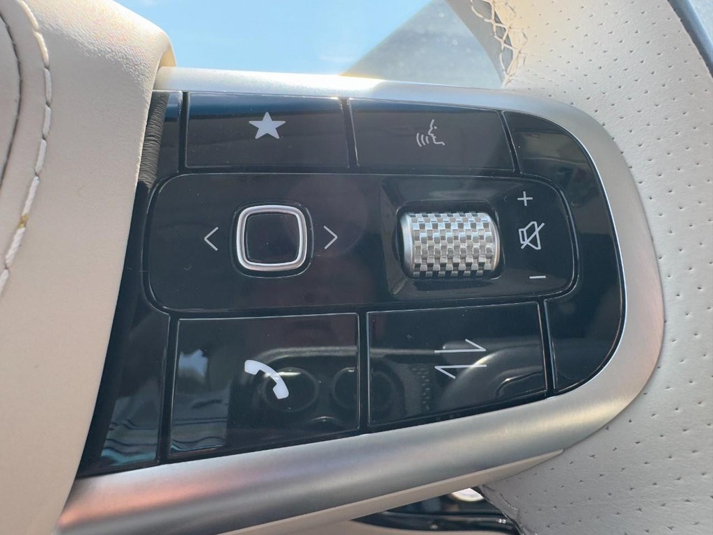 Genesis G80 Vehicle Full-screen Gallery Image 14