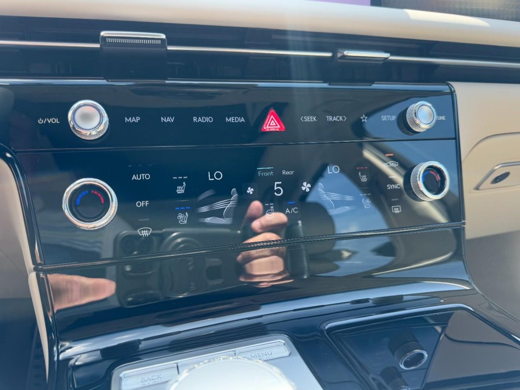 Genesis G80 Vehicle Full-screen Gallery Image 15