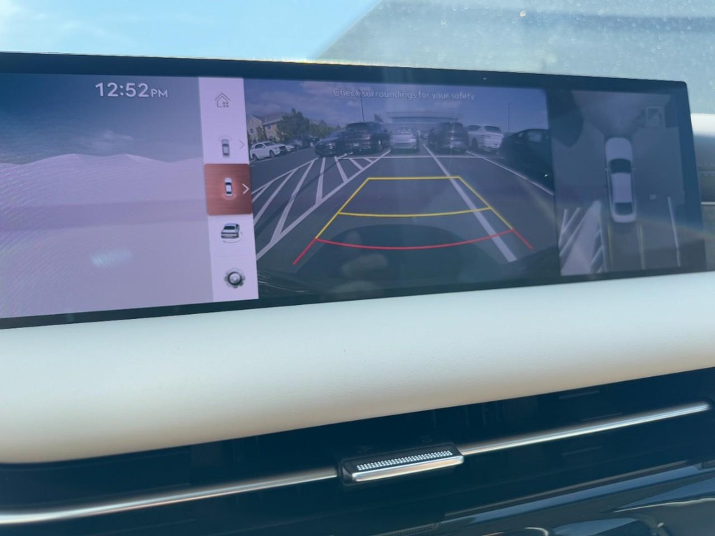Genesis G80 Vehicle Full-screen Gallery Image 18