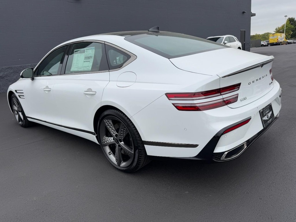 Genesis G80 Vehicle Full-screen Gallery Image 05