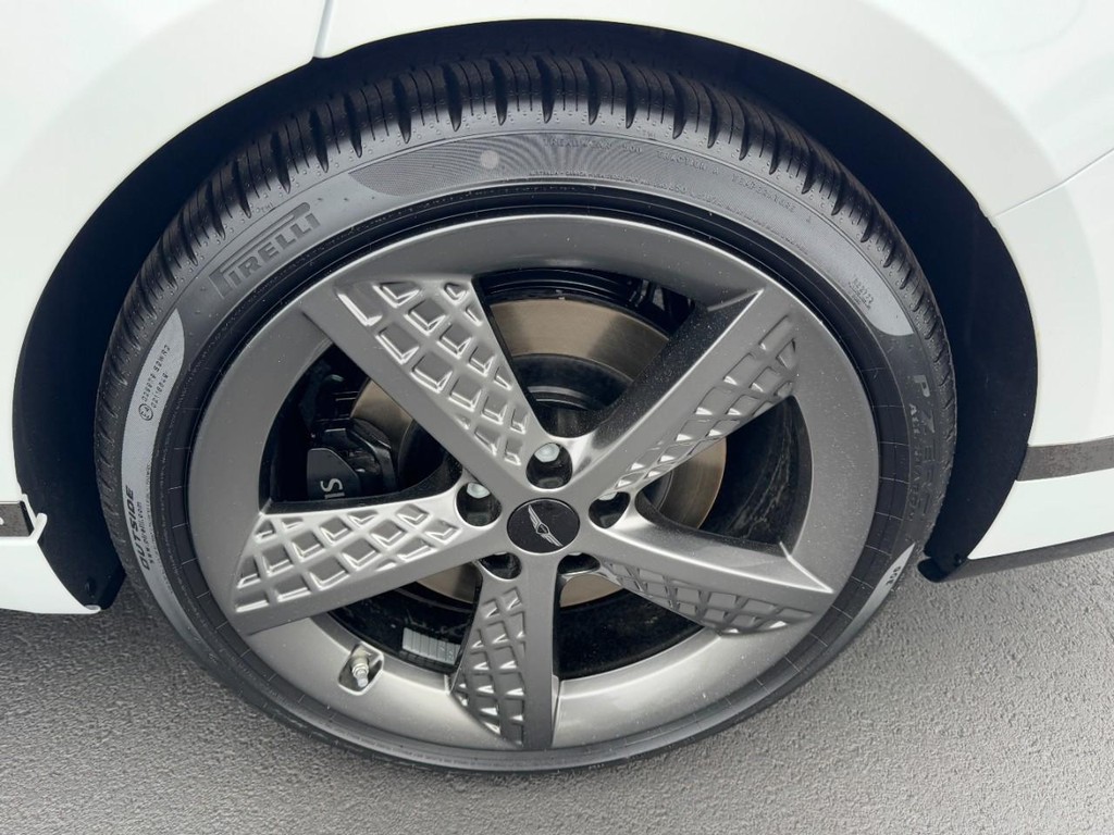 Genesis G80 Vehicle Full-screen Gallery Image 06