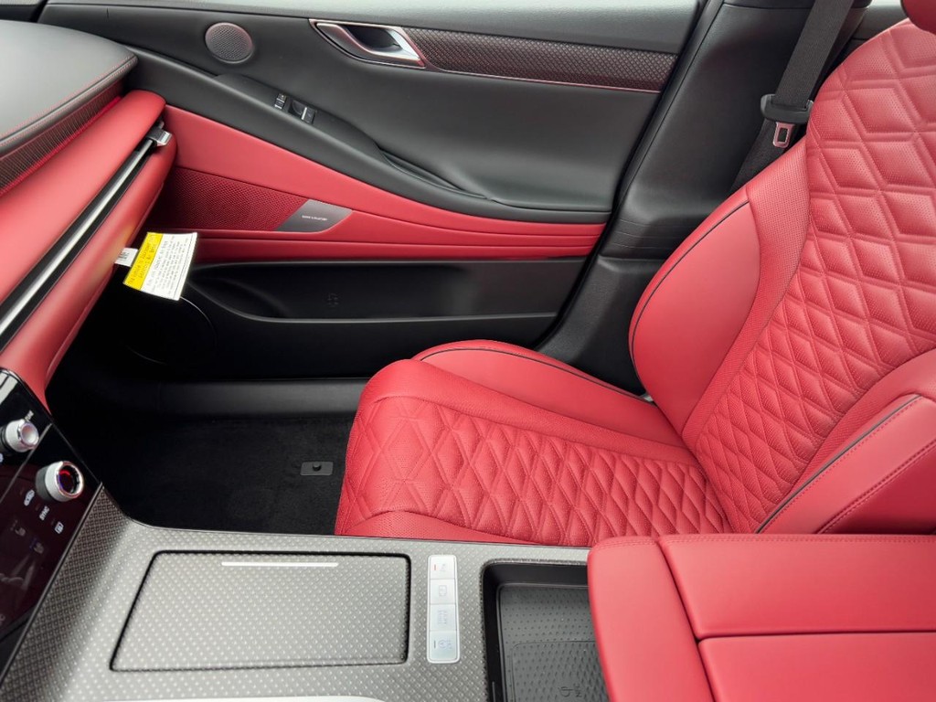Genesis G80 Vehicle Full-screen Gallery Image 08