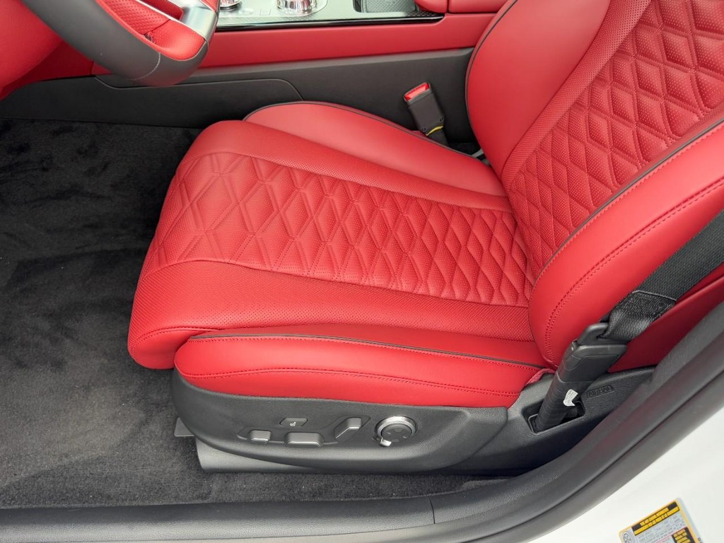 Genesis G80 Vehicle Full-screen Gallery Image 09