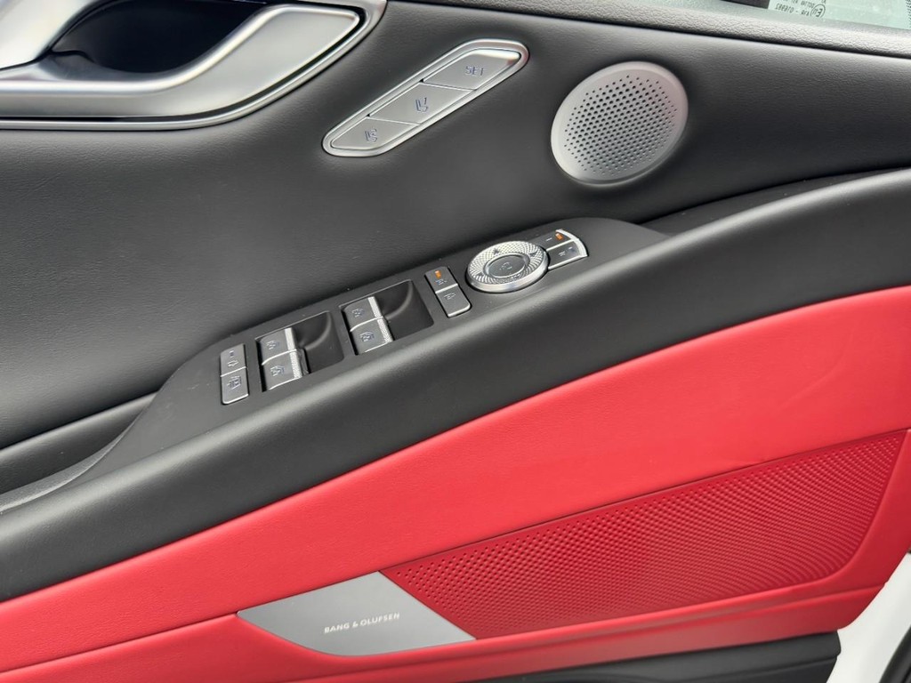 Genesis G80 Vehicle Full-screen Gallery Image 10