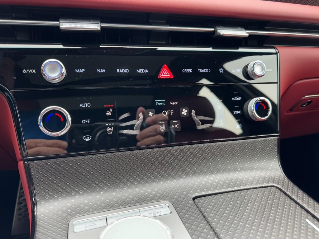 Genesis G80 Vehicle Full-screen Gallery Image 14