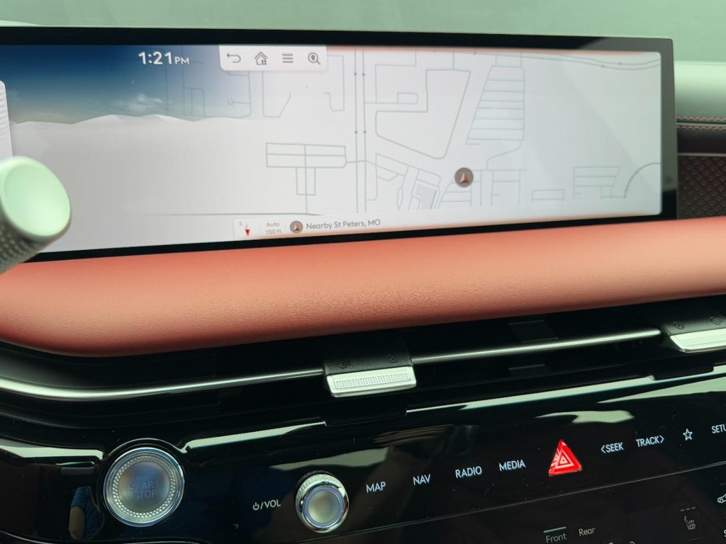 Genesis G80 Vehicle Full-screen Gallery Image 16