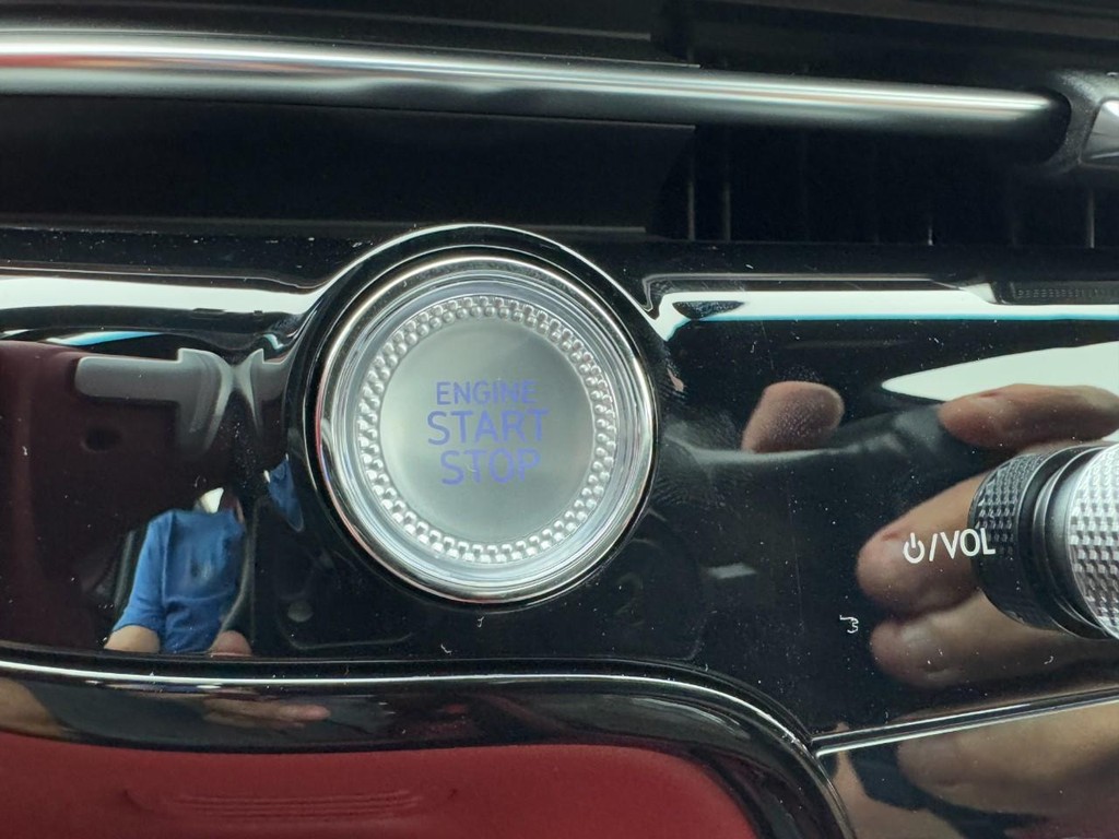 Genesis G80 Vehicle Full-screen Gallery Image 18