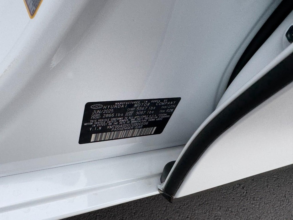 Genesis G80 Vehicle Full-screen Gallery Image 19