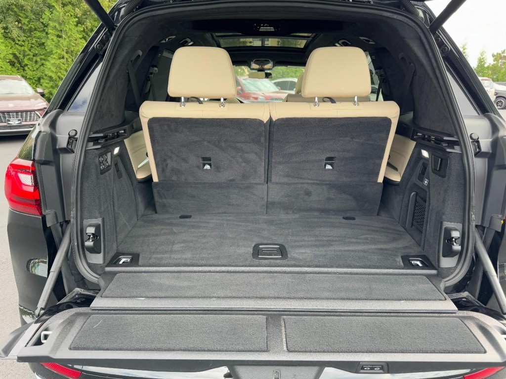 BMW X7 Vehicle Full-screen Gallery Image 06