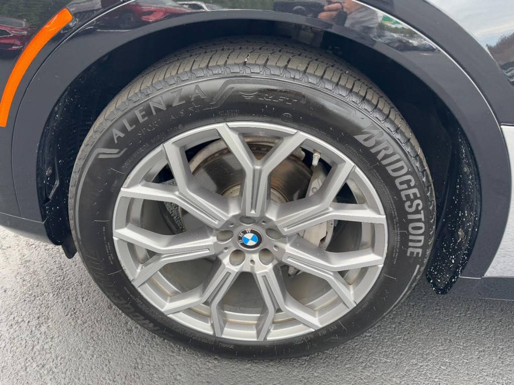 BMW X7 Vehicle Full-screen Gallery Image 07