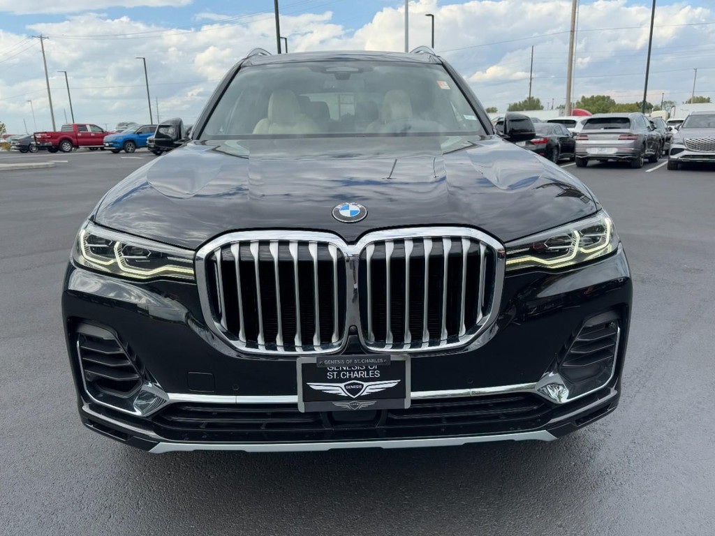 BMW X7 Vehicle Full-screen Gallery Image 09