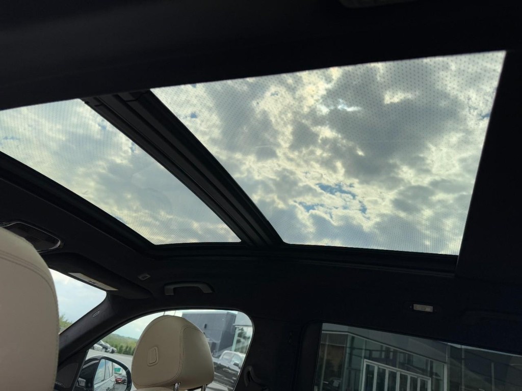 BMW X7 Vehicle Full-screen Gallery Image 11