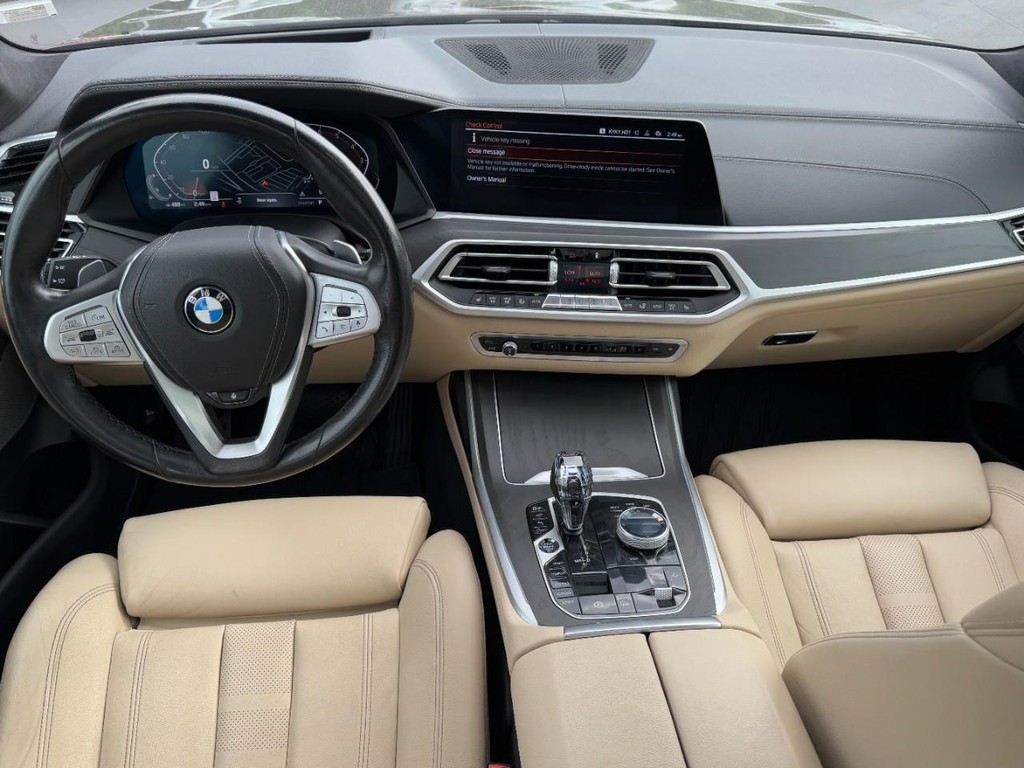 BMW X7 Vehicle Full-screen Gallery Image 12