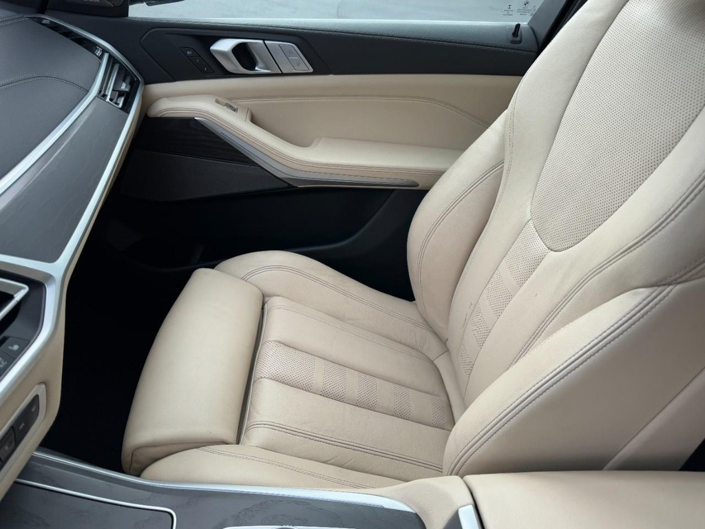 BMW X7 Vehicle Full-screen Gallery Image 15
