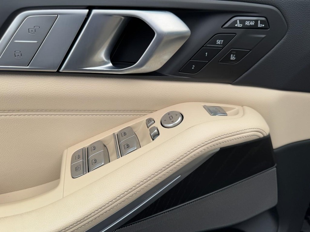 BMW X7 Vehicle Full-screen Gallery Image 17