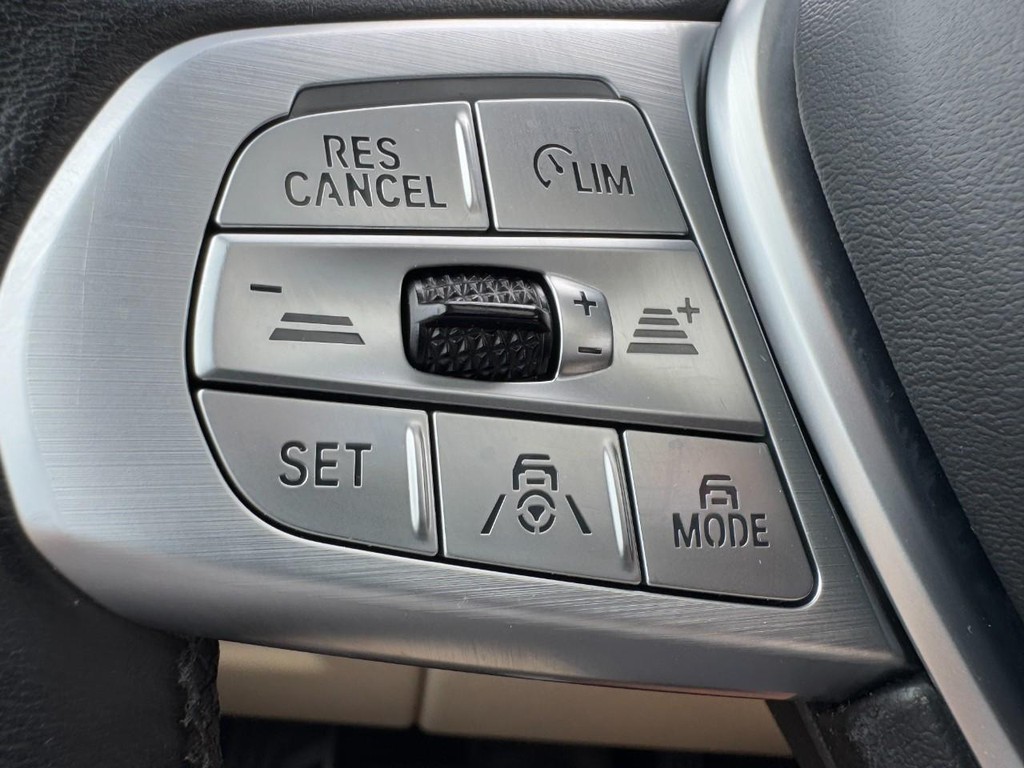 BMW X7 Vehicle Full-screen Gallery Image 18