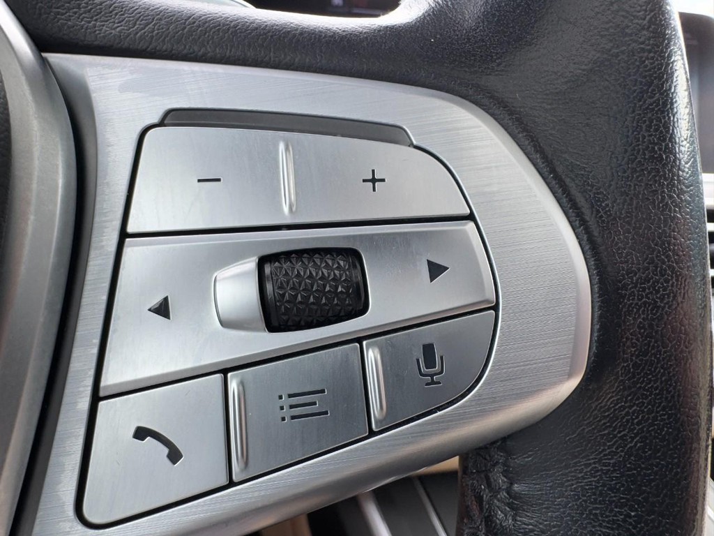 BMW X7 Vehicle Full-screen Gallery Image 19