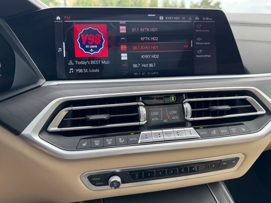 BMW X7 Vehicle Full-screen Gallery Image 21