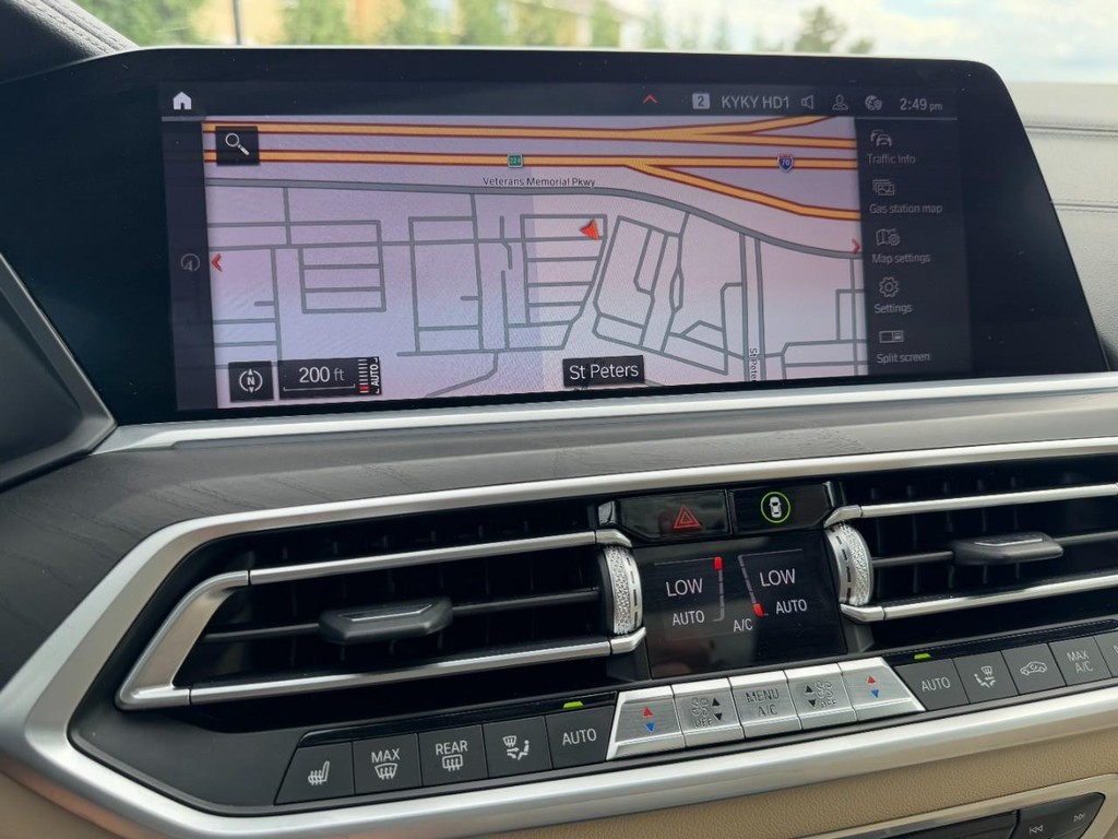 BMW X7 Vehicle Full-screen Gallery Image 22