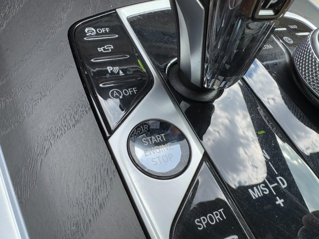 BMW X7 Vehicle Full-screen Gallery Image 24