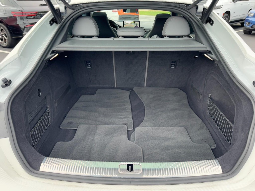 Audi S5 Sportback Vehicle Full-screen Gallery Image 06