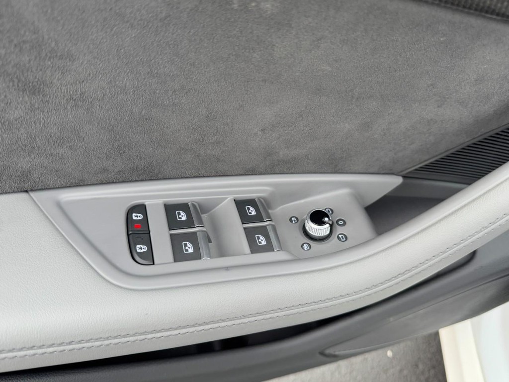 Audi S5 Sportback Vehicle Full-screen Gallery Image 17