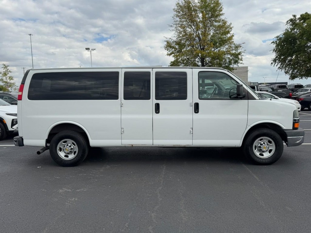 Chevrolet Express Passenger Vehicle Full-screen Gallery Image 02