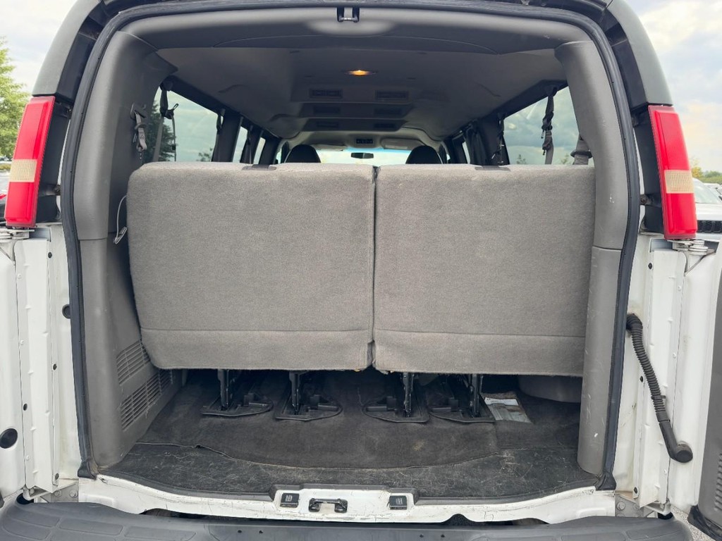 Chevrolet Express Passenger Vehicle Full-screen Gallery Image 06